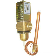 Durchfluss-Temperaturregelventil am Einlass des Kondensators installiert